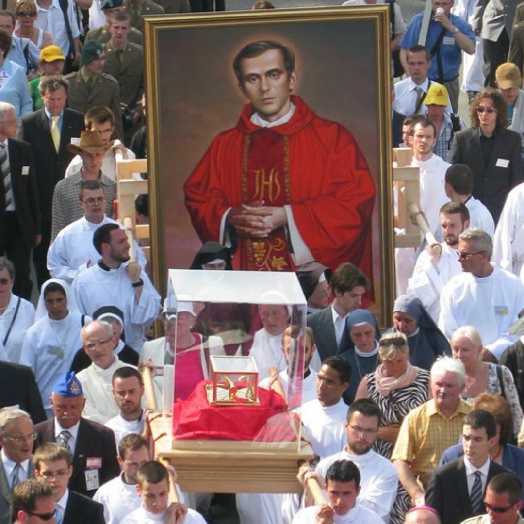 Uroczysta procesja z relikwiami błogosławionego księdza Jerzego Popiełuszki po mszy świętej beatyfikacyjnej 6 czerwca 2010 w Warszawie