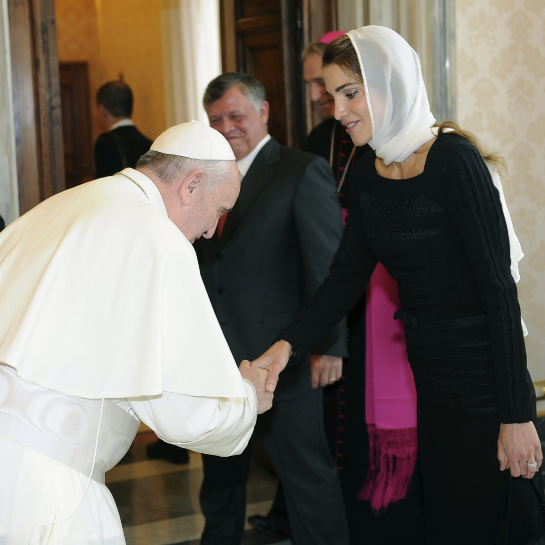 Królowa Jordanii Rania z mantylką na głowie na audiencji u papieża Franciszka, Watykan 29.08.2013