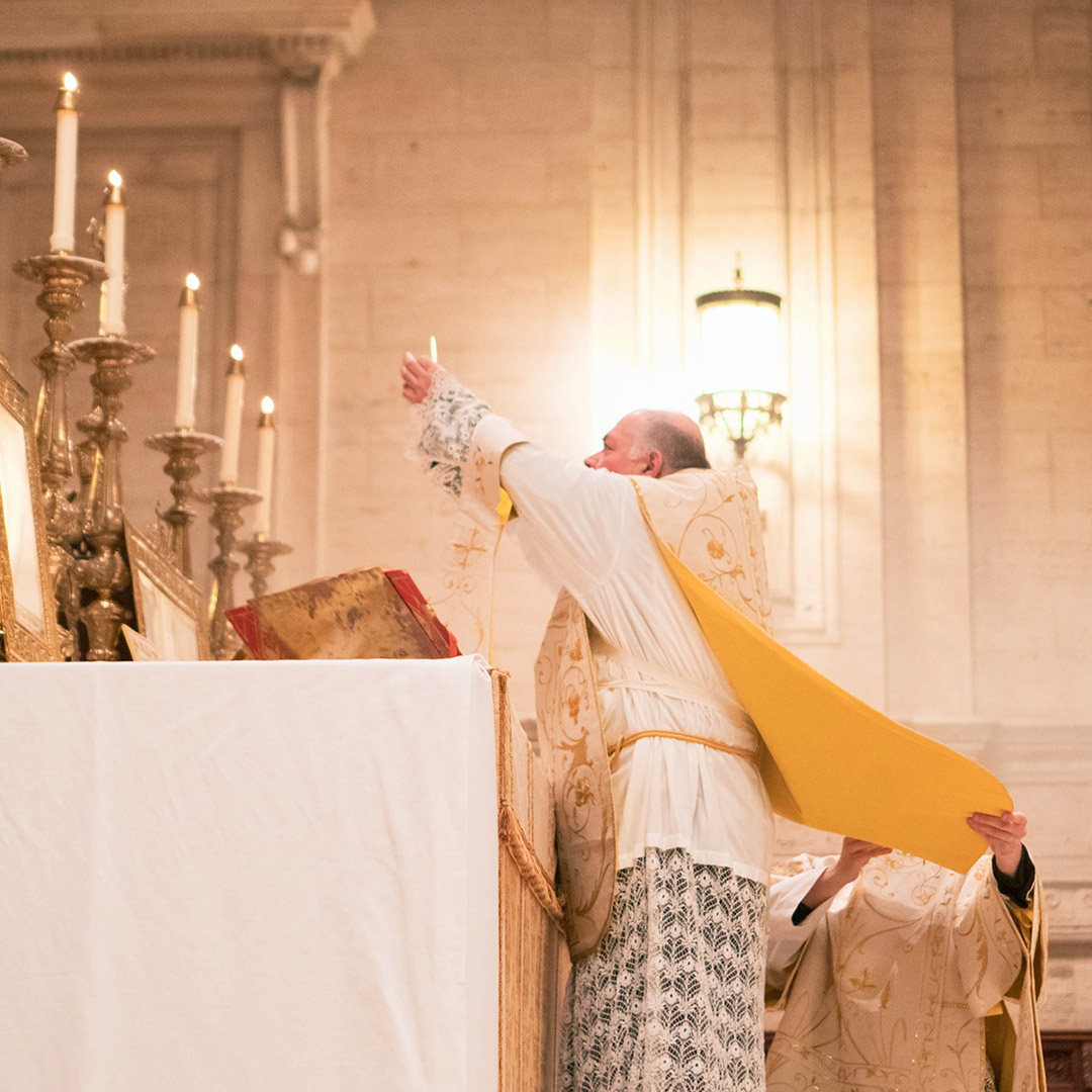 Kapłan odprawiający mszę świętą