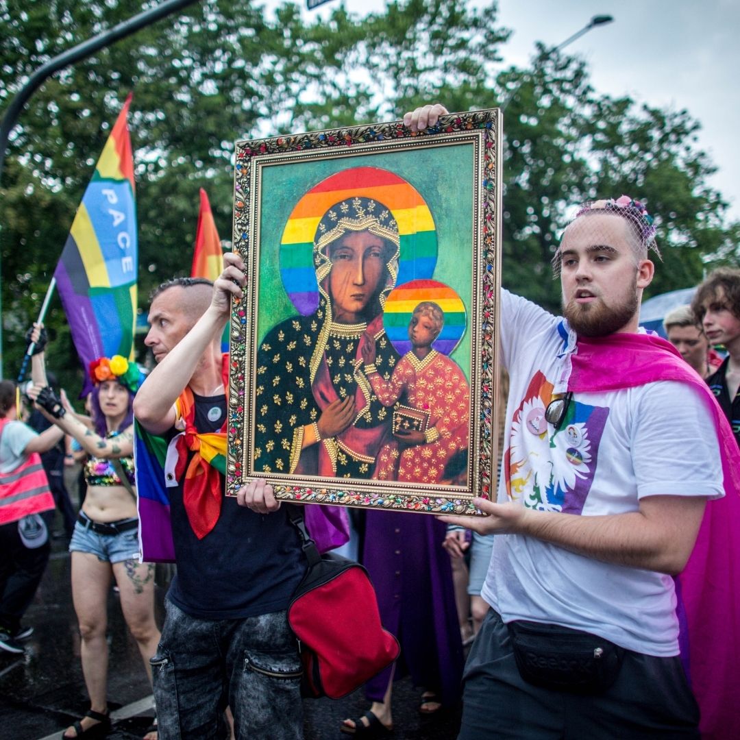 obraz Matka Boża Częstochowska z tęczową aureolą na paradzie w 2019 roku