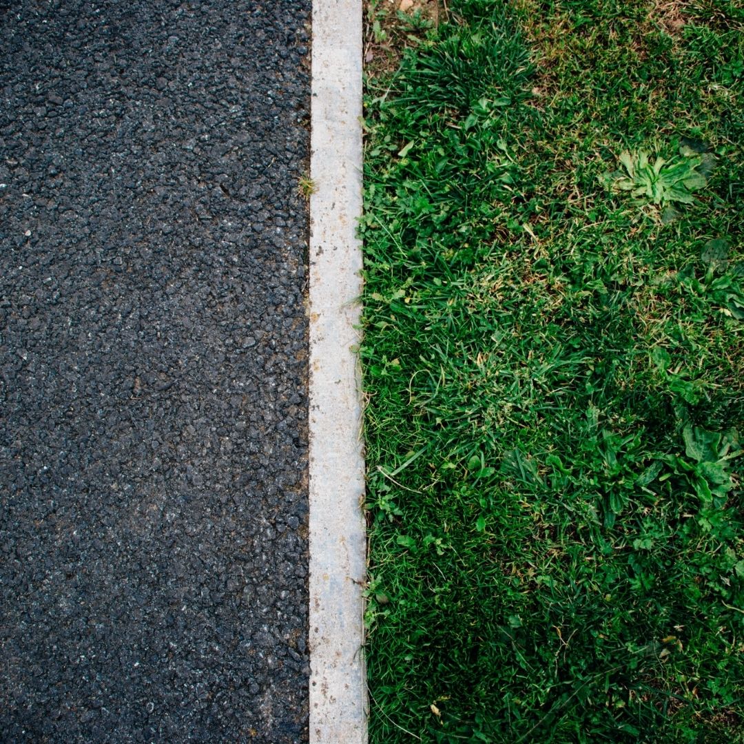 Granica między drogą i trawnikiem
