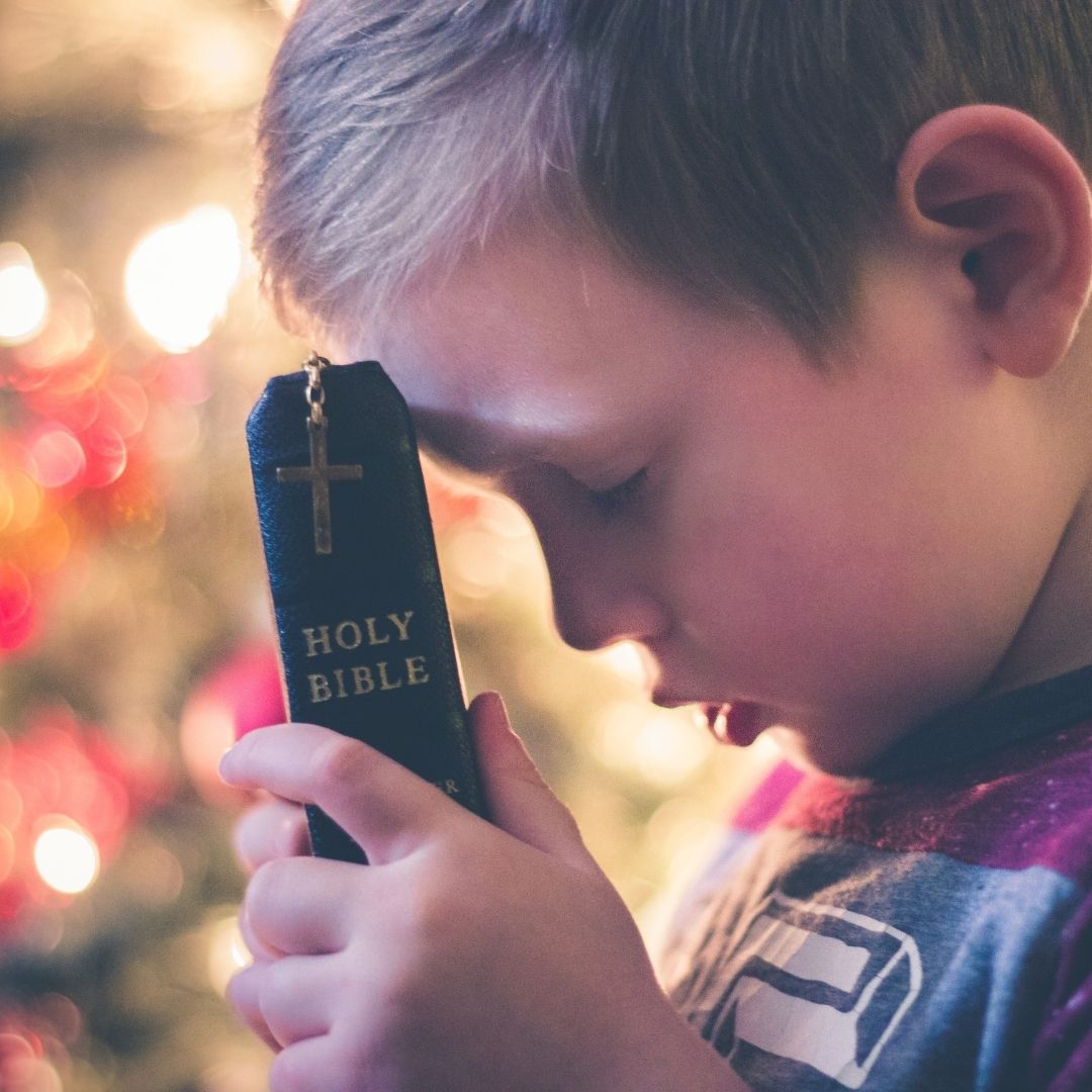 Chłopiec trzymający Pismo Święte