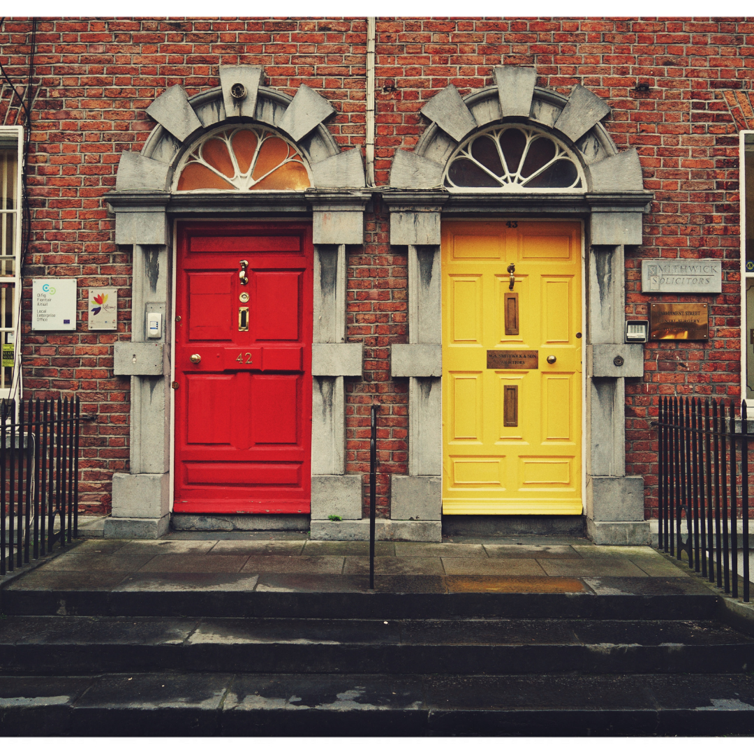 czerwone i żółte drzwi