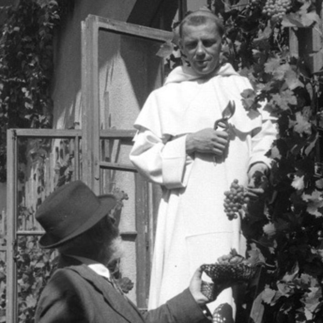 błogosławiony Michał Czartoryski OP z ojcem w ogrodzie przycina winorośl