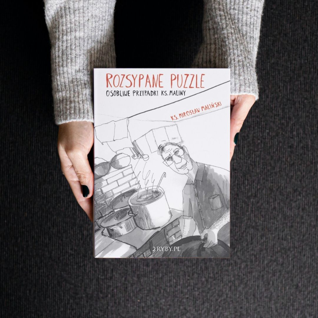 okładka książki Rozsypane puzzle Osobliwe przypadki ks Maliny na szarym tle jest narysowany ksiądz Mirosław Maliński przy piecu kaflowym i garnkach
