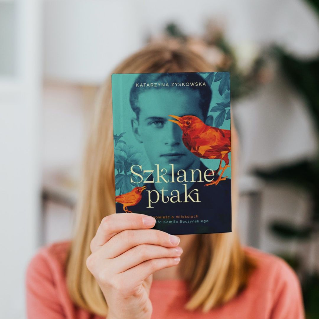 okładka książki Szklane ptaki Opowieść o miłościach Krzysztofa Kamila Baczyńskiego na okładce jest twarz Baczyńskiego i malowane ptaki