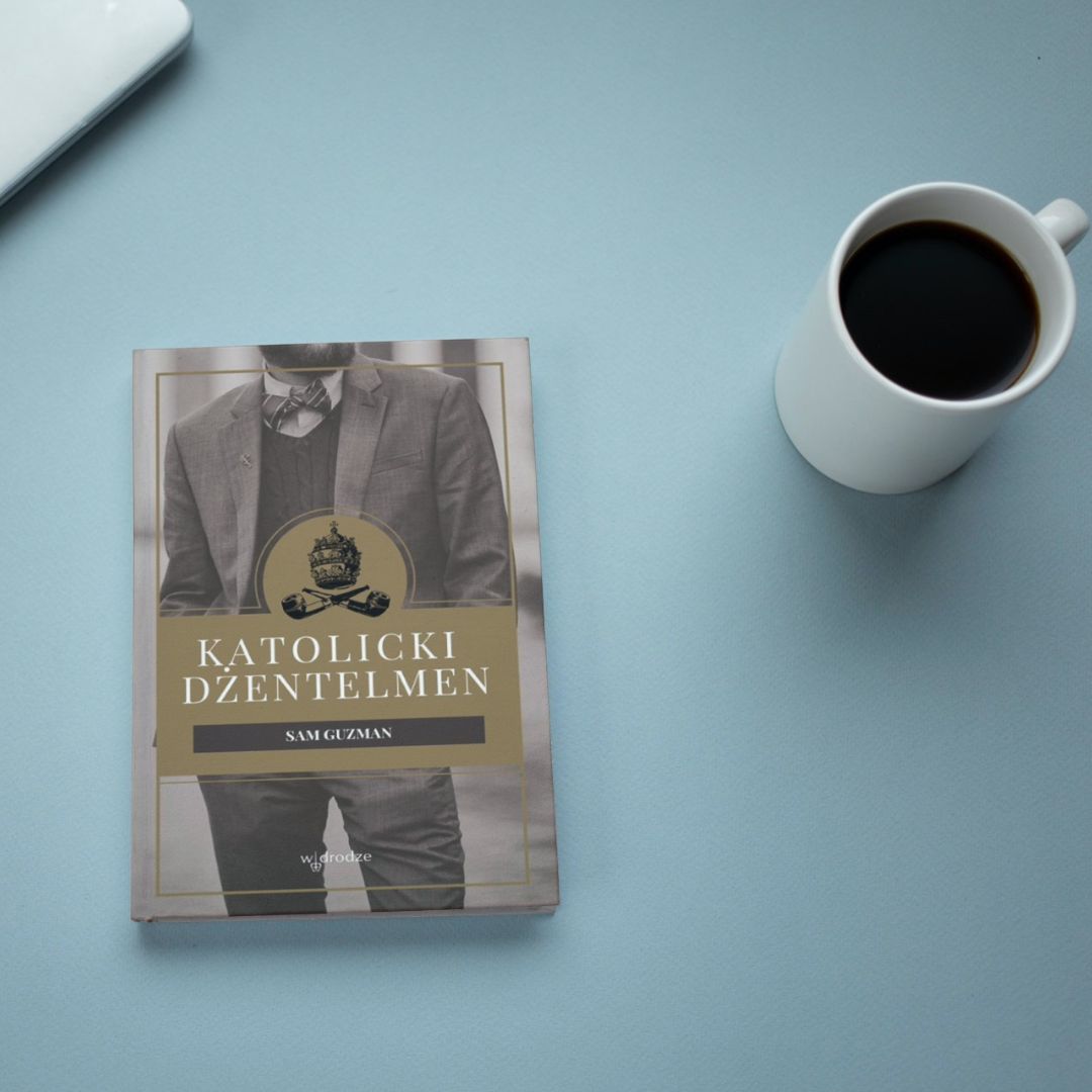 okładka książki Katolicki dżentelmen której autorem jest Sam Guzman na niebieskim tle z kubkiem kawy