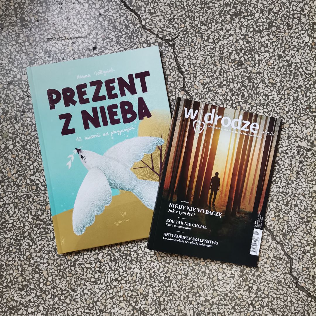 okładka książki Prezent z nieba 12 historii od przyjaciela którą napisała Hanna Sołtysiak a ilustracje do niej stworzyła Justyna Kulik i okładka listopadowego miesięcznika W drodze 2022 11