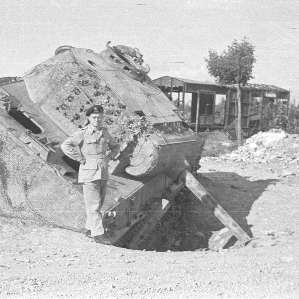 Włochy Medicina Via Fava okolice dworca kolejowego pole bitwy ofensywy na Bolonię Ojciec Adam Studziński OP przed wrakiem czołgu Panther Ausf G 1945 rok