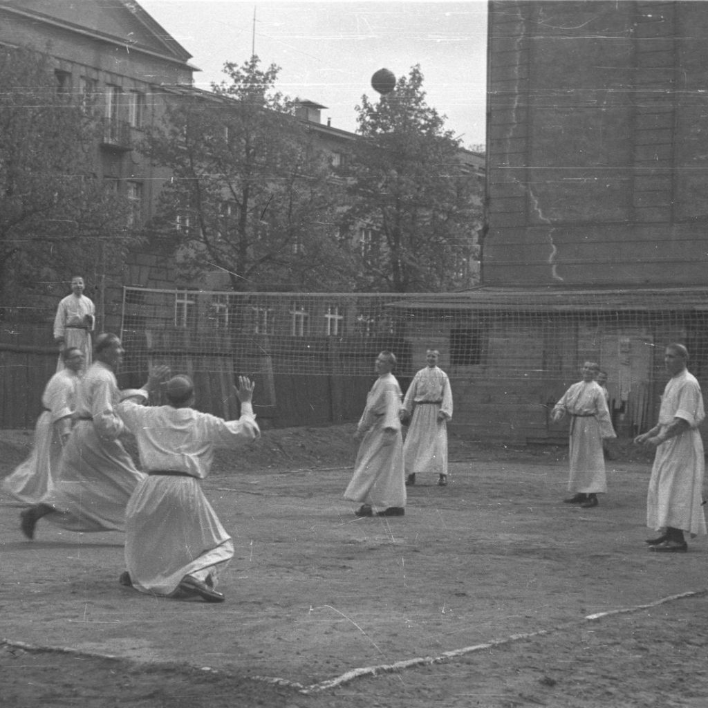 Poznań klasztor Ojców Dominikanów podwórze klasztorne Dominikańscy bracia nowicjusze grający w siatkówkę zdjęcie z lat 1951-1952 Adama Studzińskiego OP