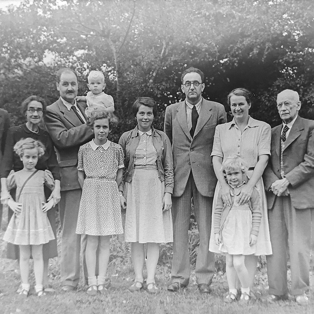 czarno białe zdjęcie wielopokoleniowej rodziny sprzed kilkudziesięciu lat