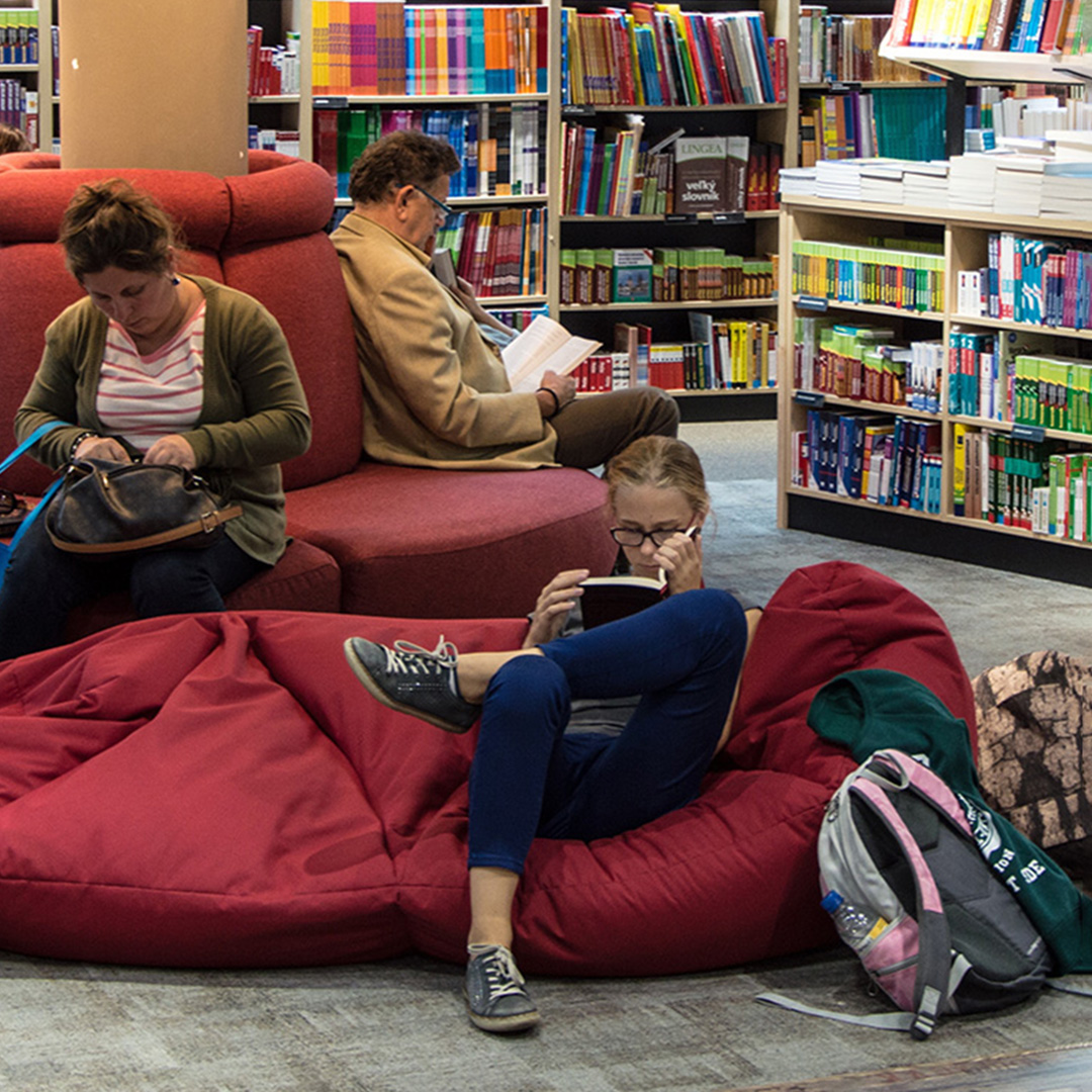 ludzie czytający książki w bibliotece