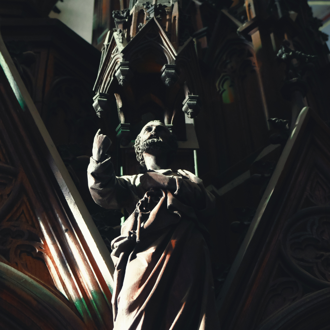 rzeźba Świętego Piotra w kościele