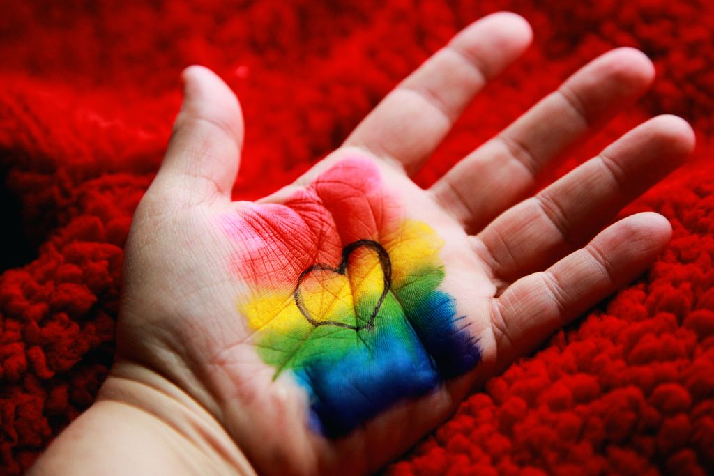 Serce na dłoni i fladze LGBT