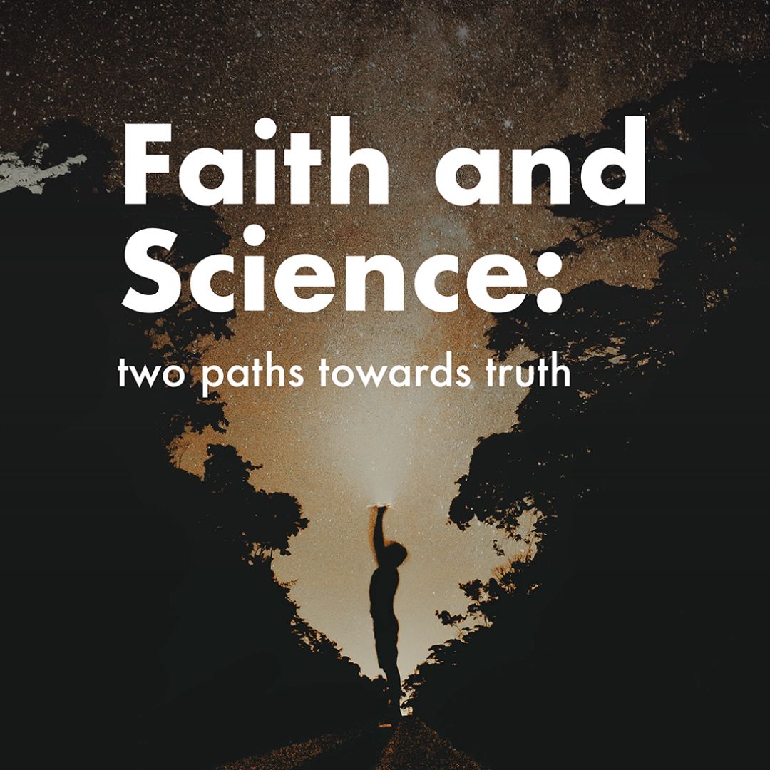 plakat międzynarodowej konferencji naukowej Wiara i nauka dwie drogi do prawdy napis na tle rozgwieżdżonego nocnego nieba pośród koron drzew