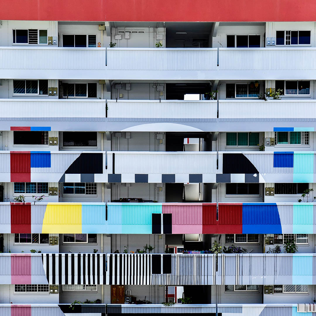 Blok z kolorowymi balkonami