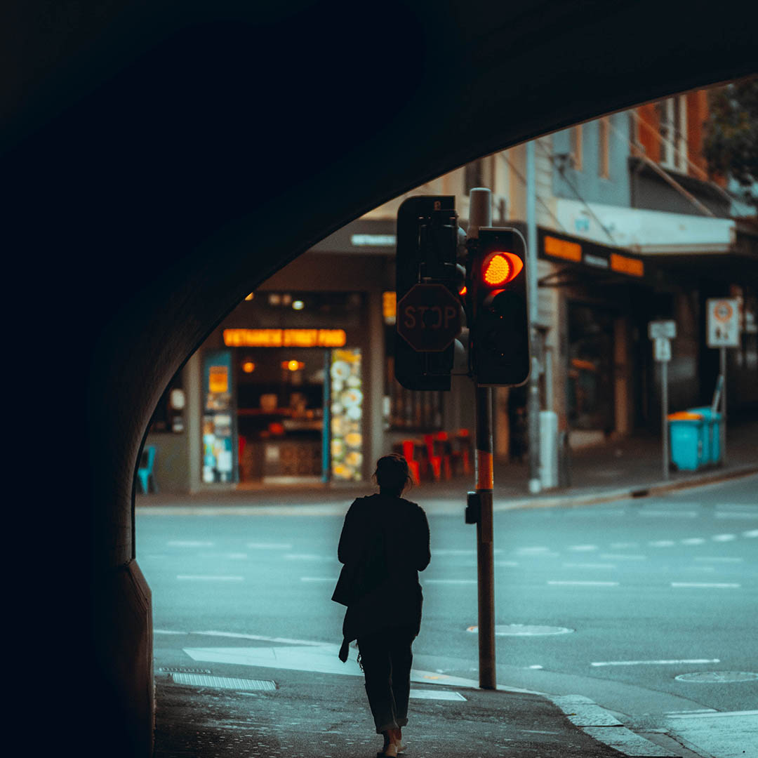 kobieta spacerująca po ulicy miasta