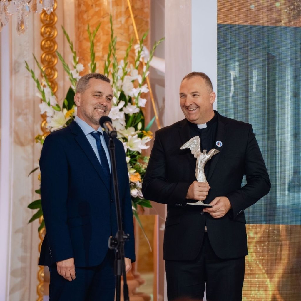 doktor Paweł Grabowski ksiądz Dariusz Kowalczyk na gali TOTUS TUUS