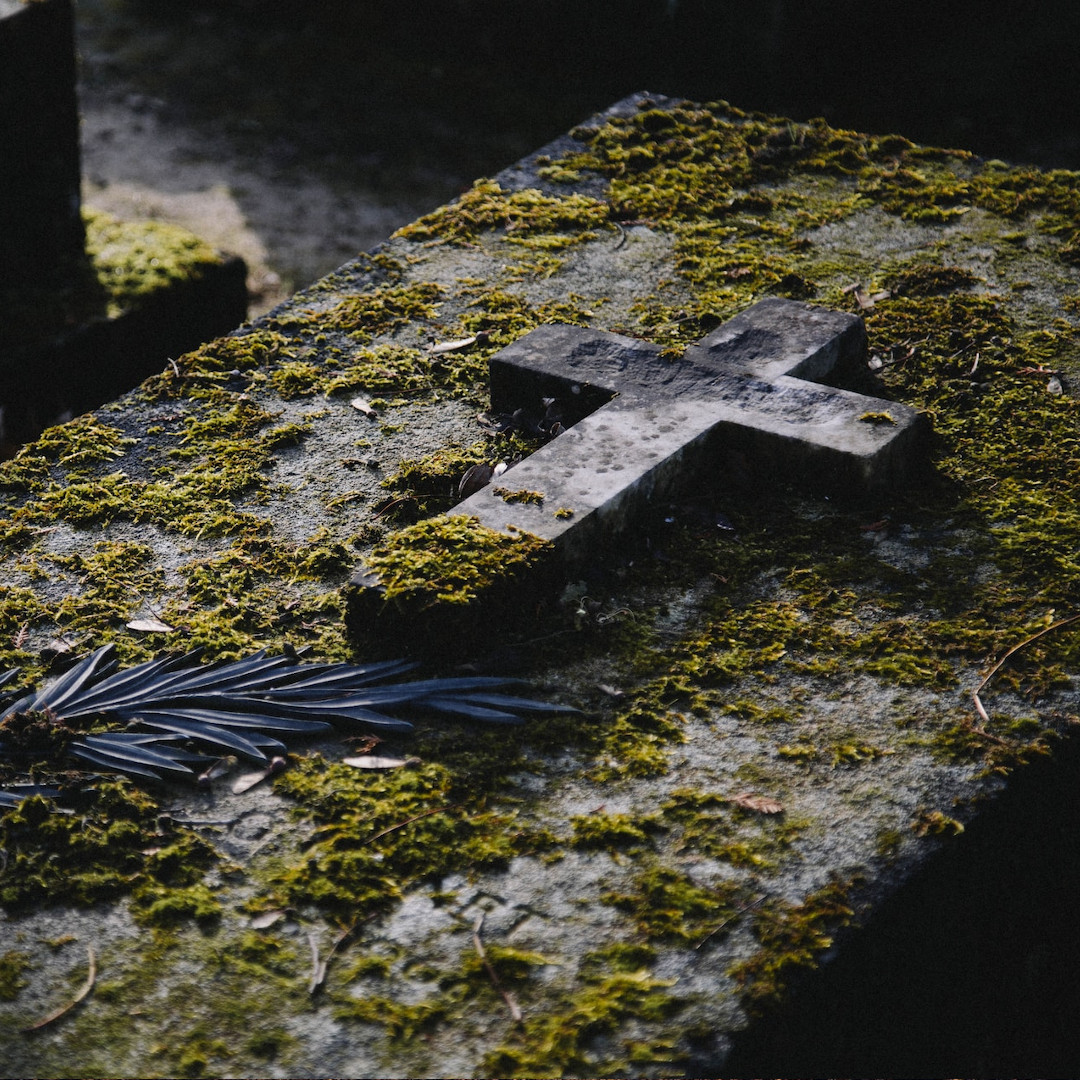 Stary grobowiec na cmentarzu