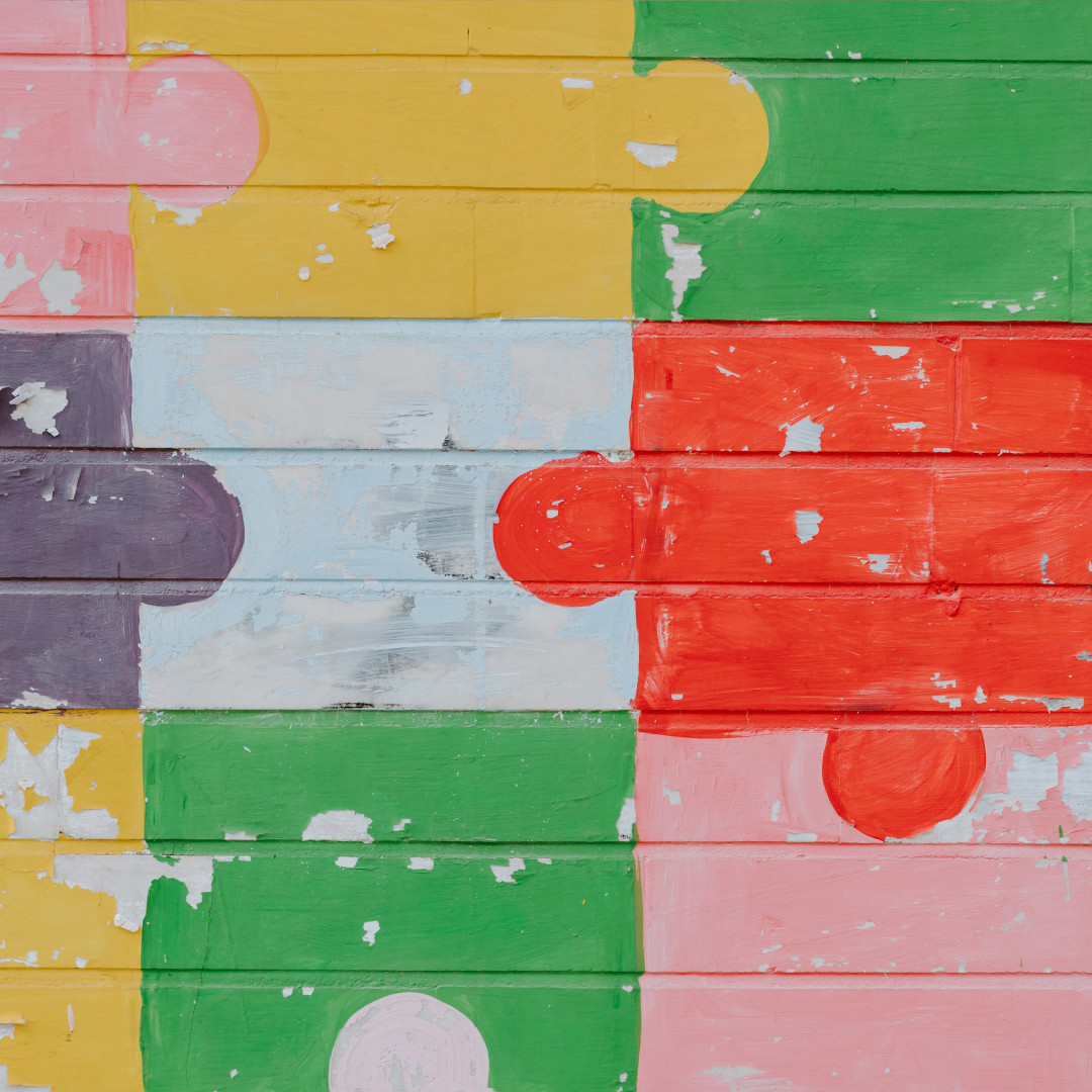 Kolorowe puzzle namalowane na ścianie