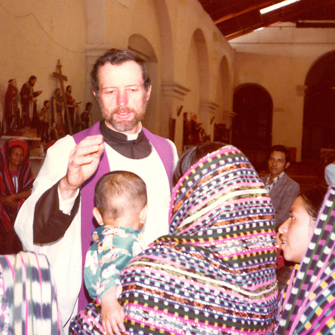 Ks. Stanley Rother błogosławiący dzieci