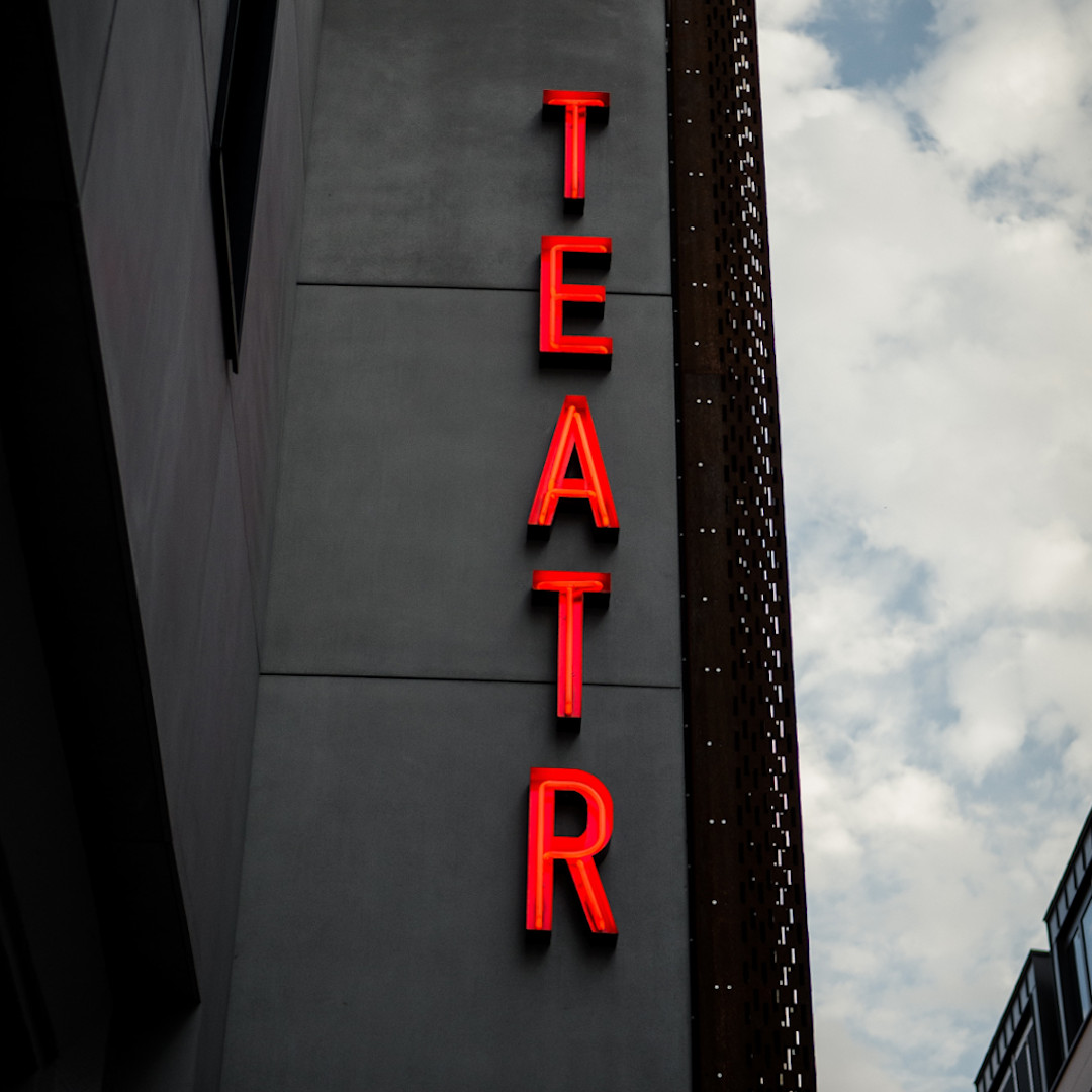 Neon "Teatr" na budynku