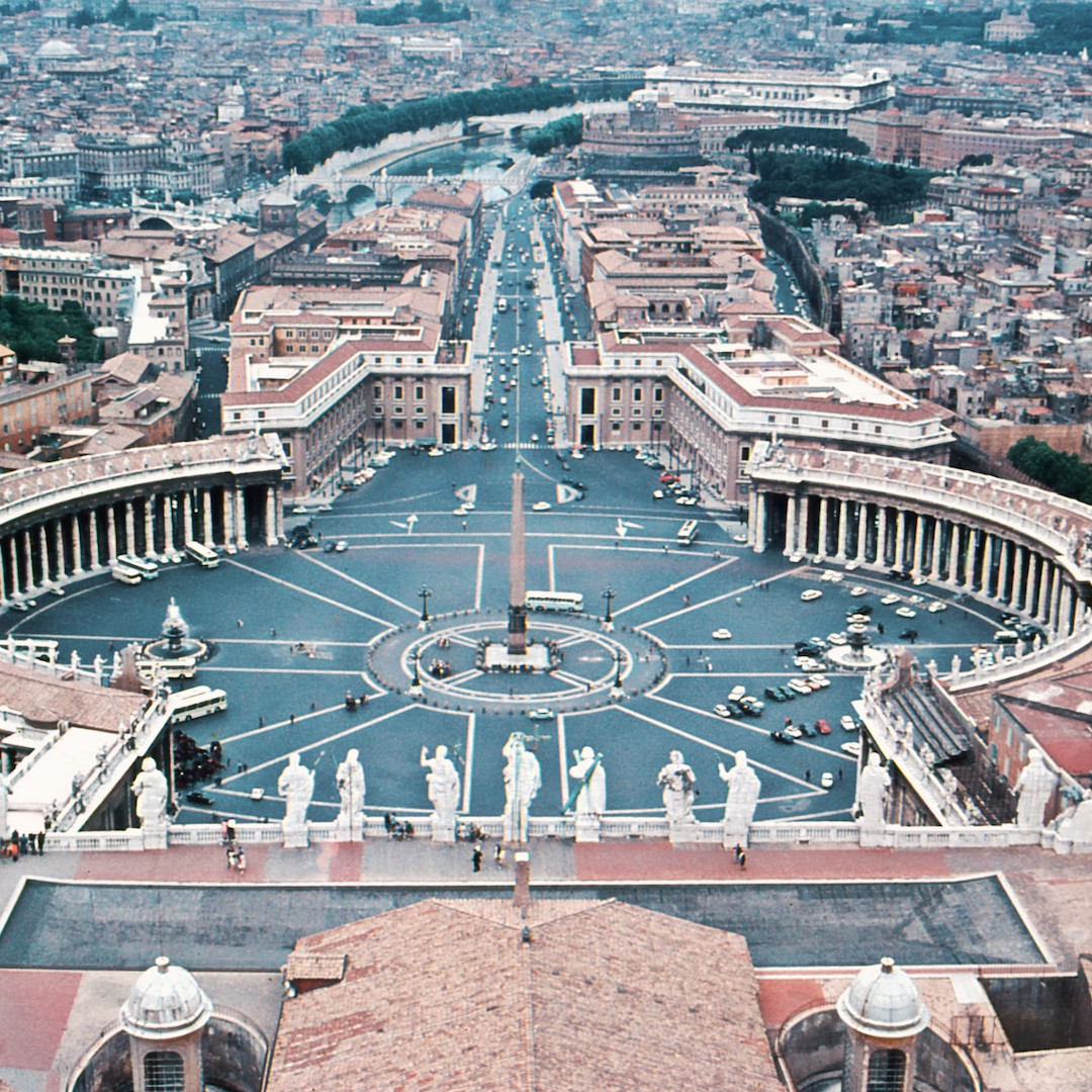 Widok placu przed bazyliką św. Piotra w Rzymie