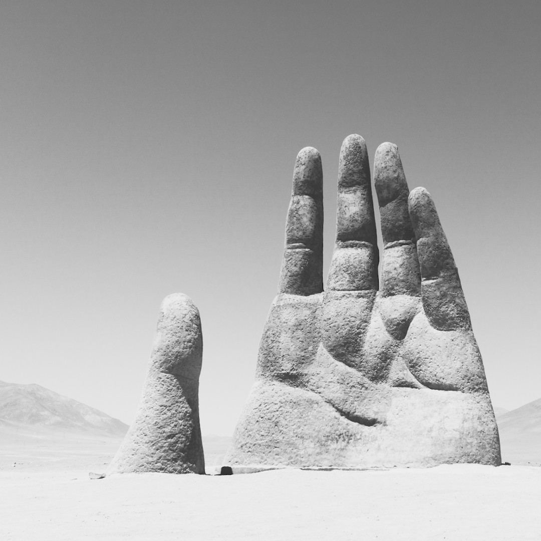 Rzeźba wielkiej ręki na pustyni