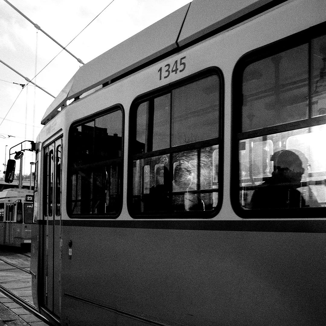Czarno-białe zdjęcie tramwaju