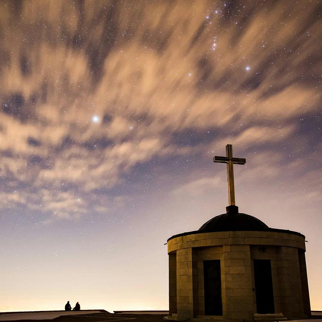 Budynek kościoła na tle nocnego nieba