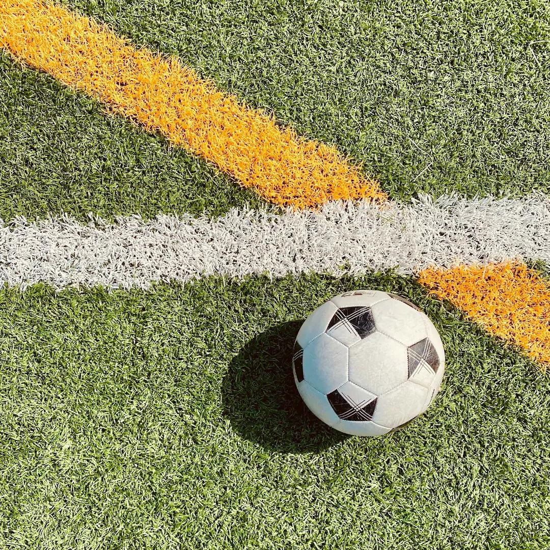 Piłka futbolowa na boisku