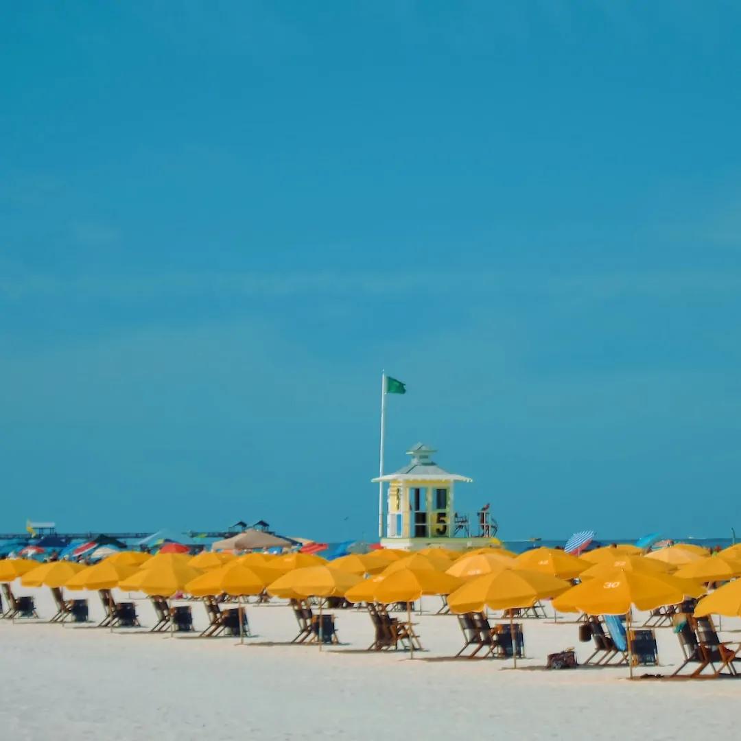 Leżaki z parasolkami na plaży