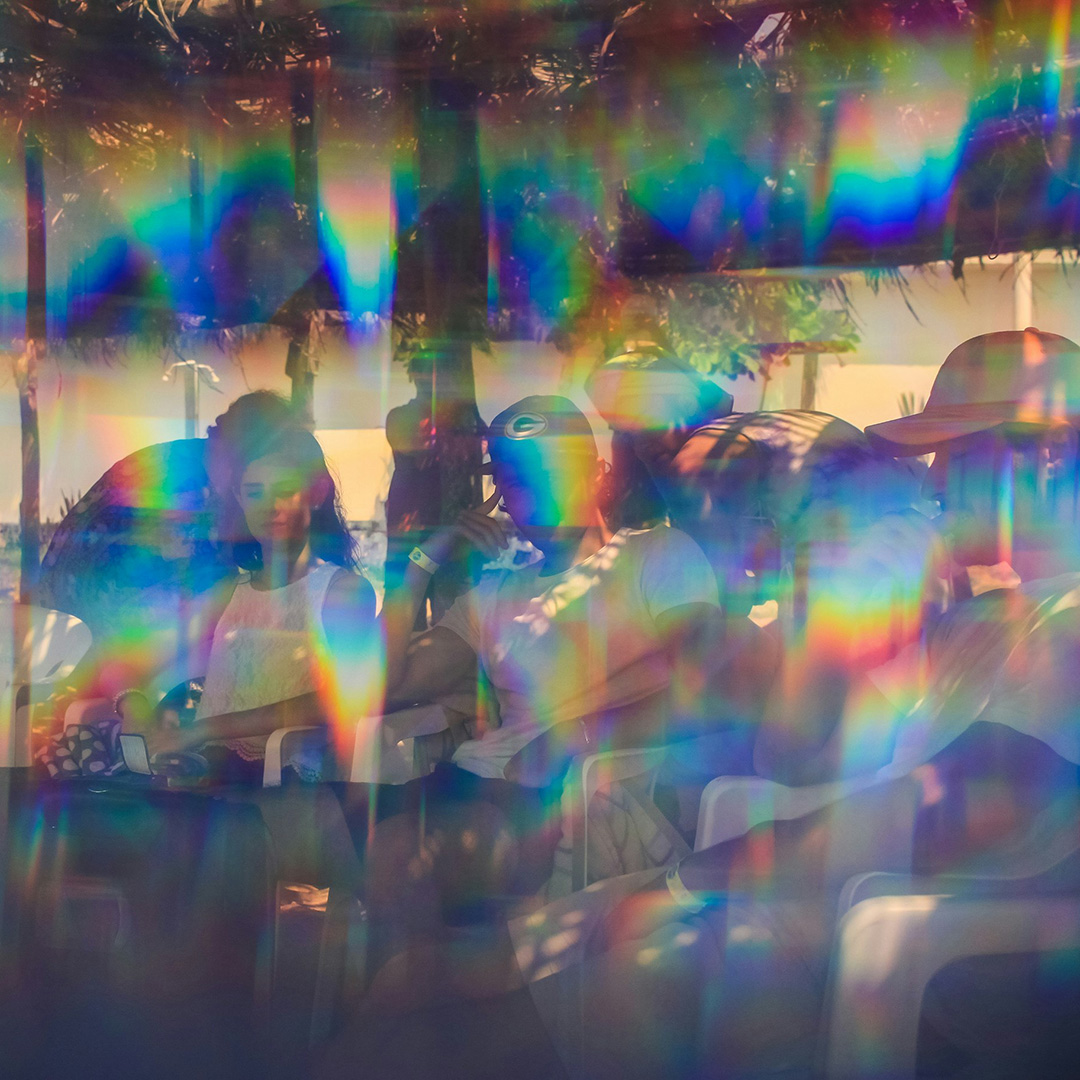 Ludzie ukryci za tęczowymi refleksami