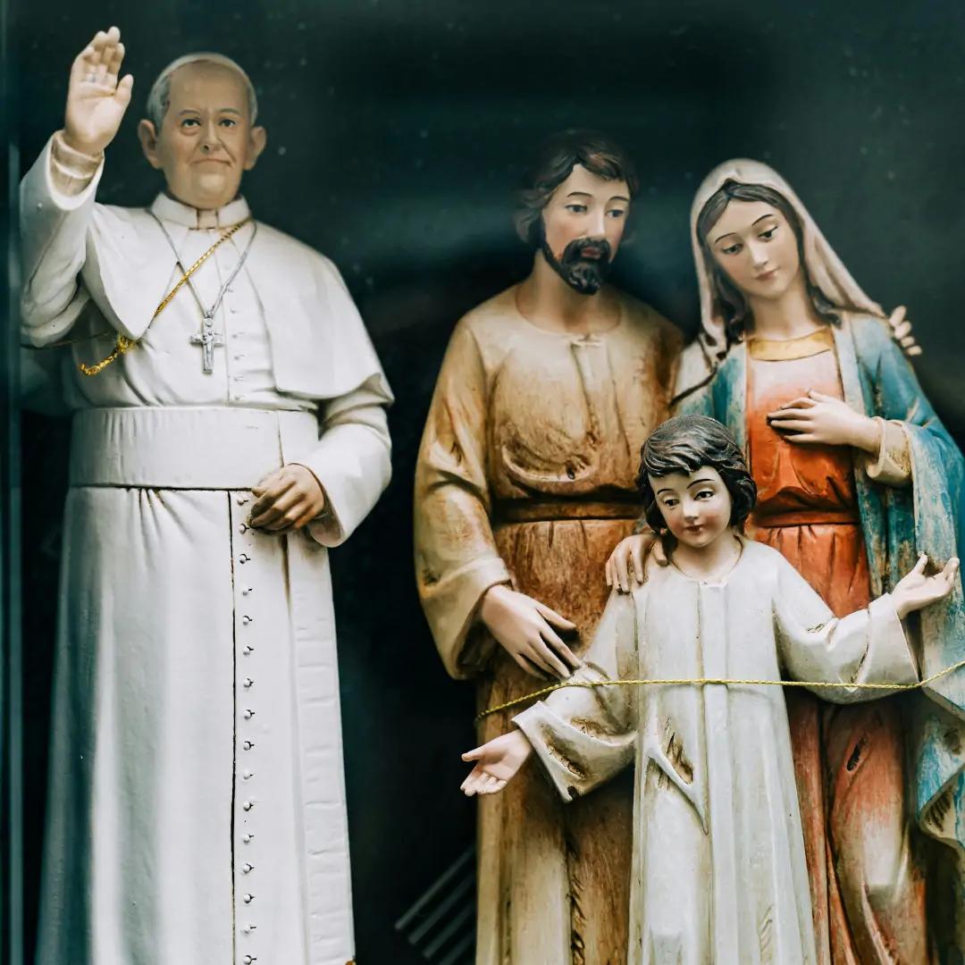 Figury Świętej Rodziny i Papieża Franciszka
