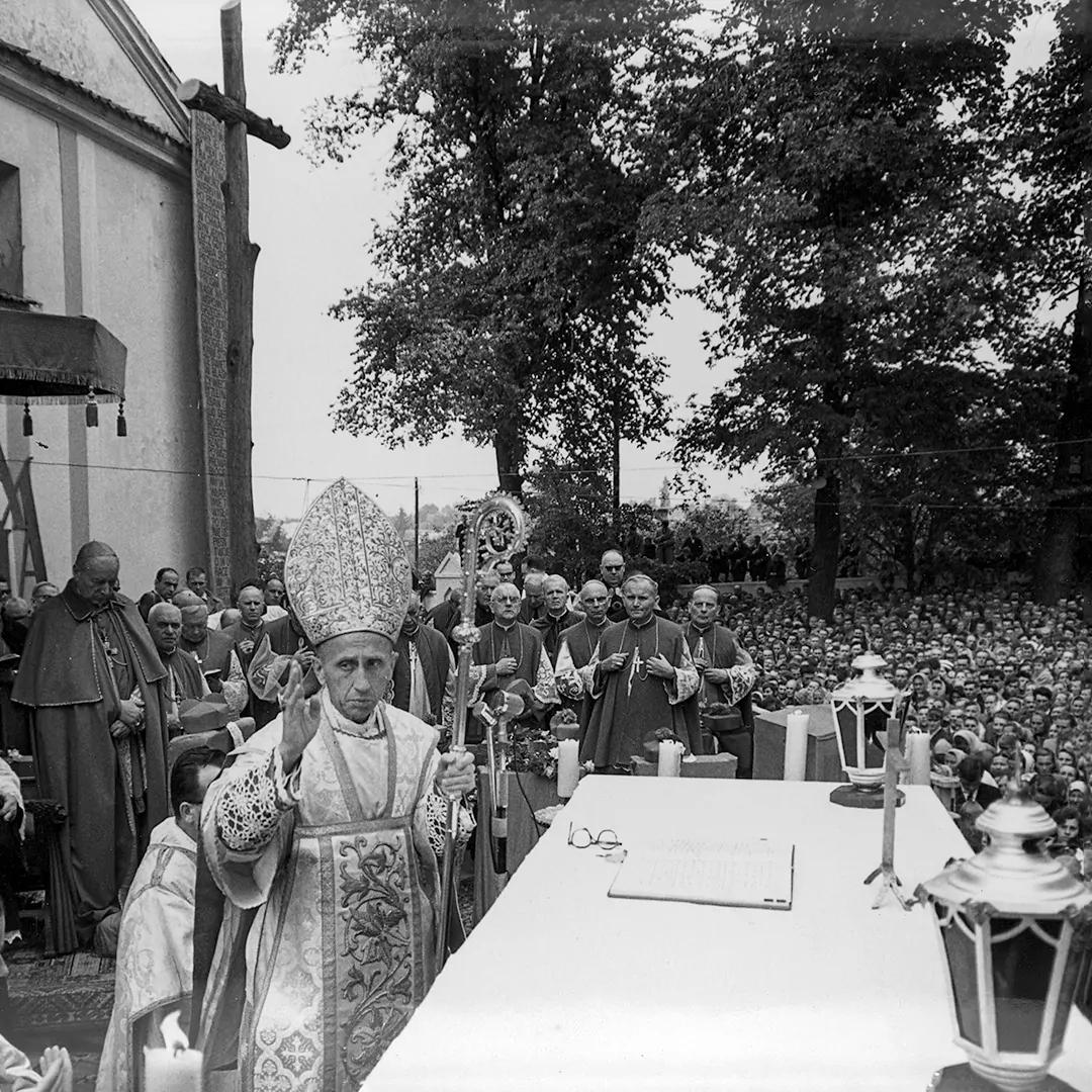 Abp Antoni Baraniak przy ołtarzu