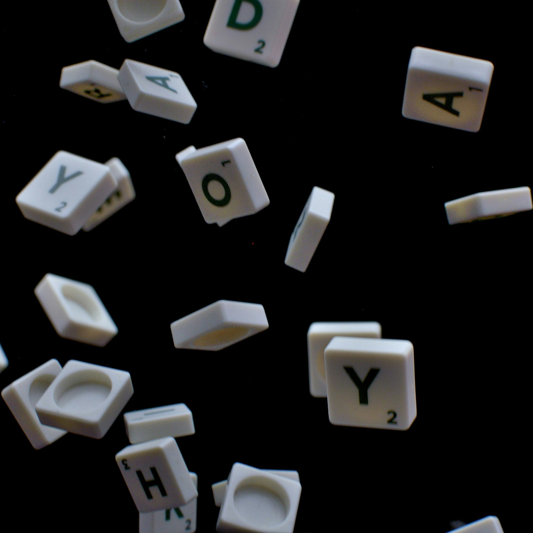 Spadające literki Scrabble