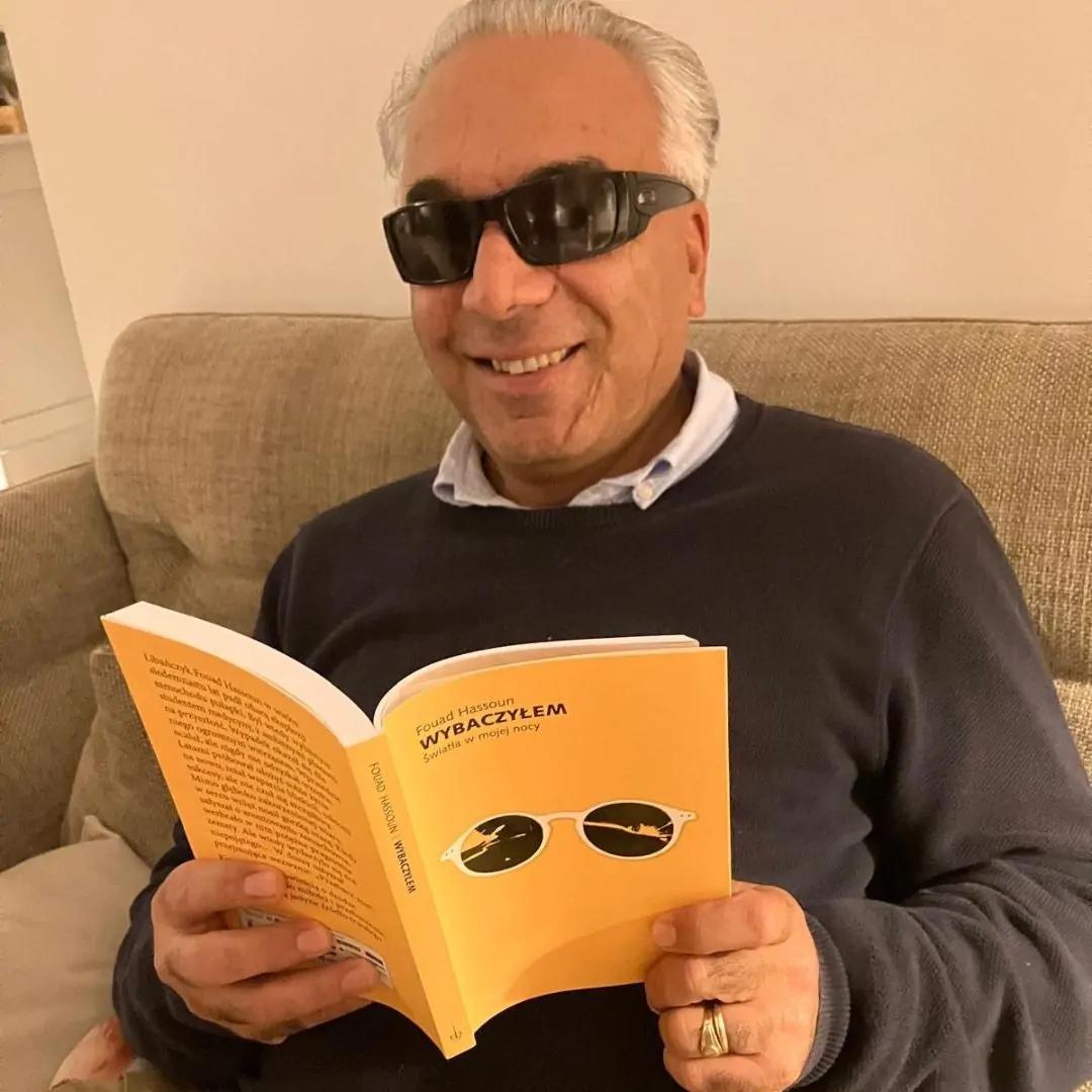 Fouad Hassoun z egzemplarzem swojej książki Wybaczyłem Światła w mojej nocy