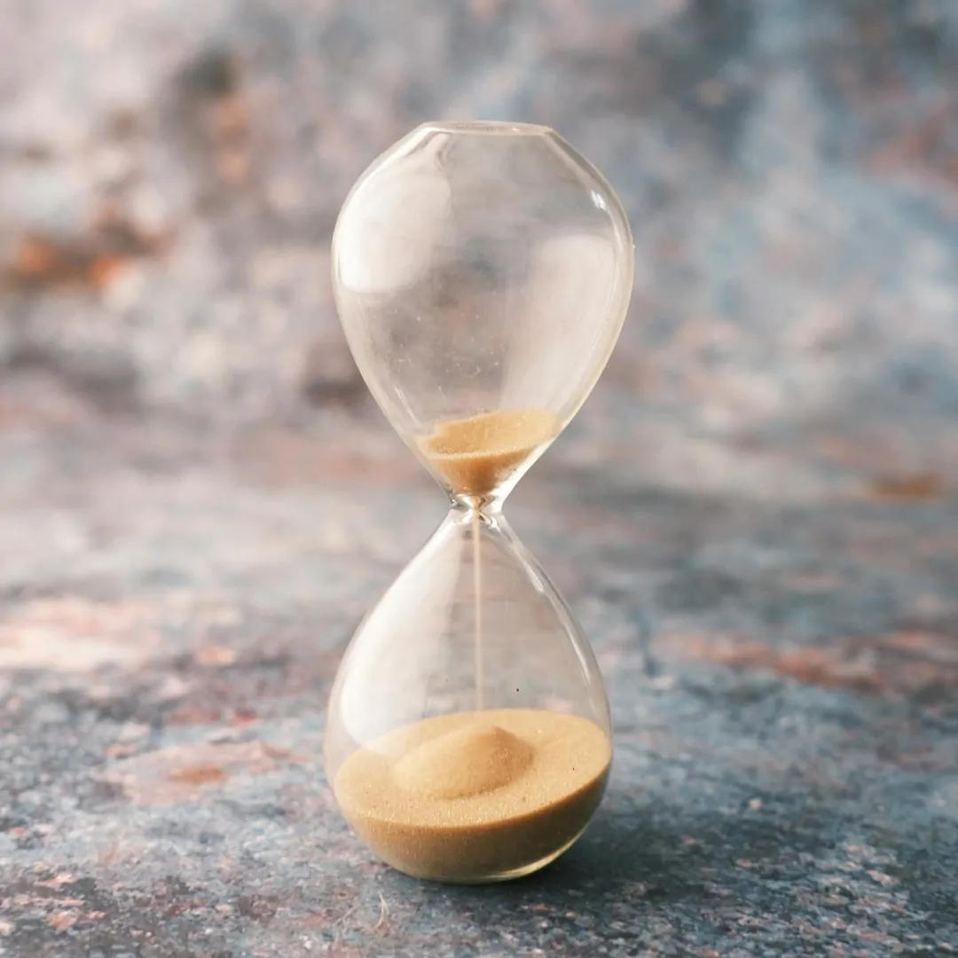 Klepsydra z niewielką ilością piasku w górnej części