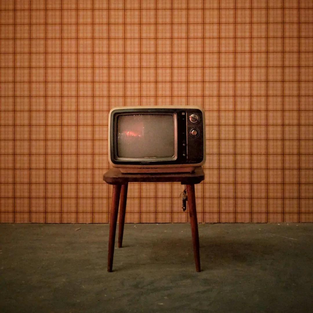 Stary kineskopowy telewizor stojący na stoliku