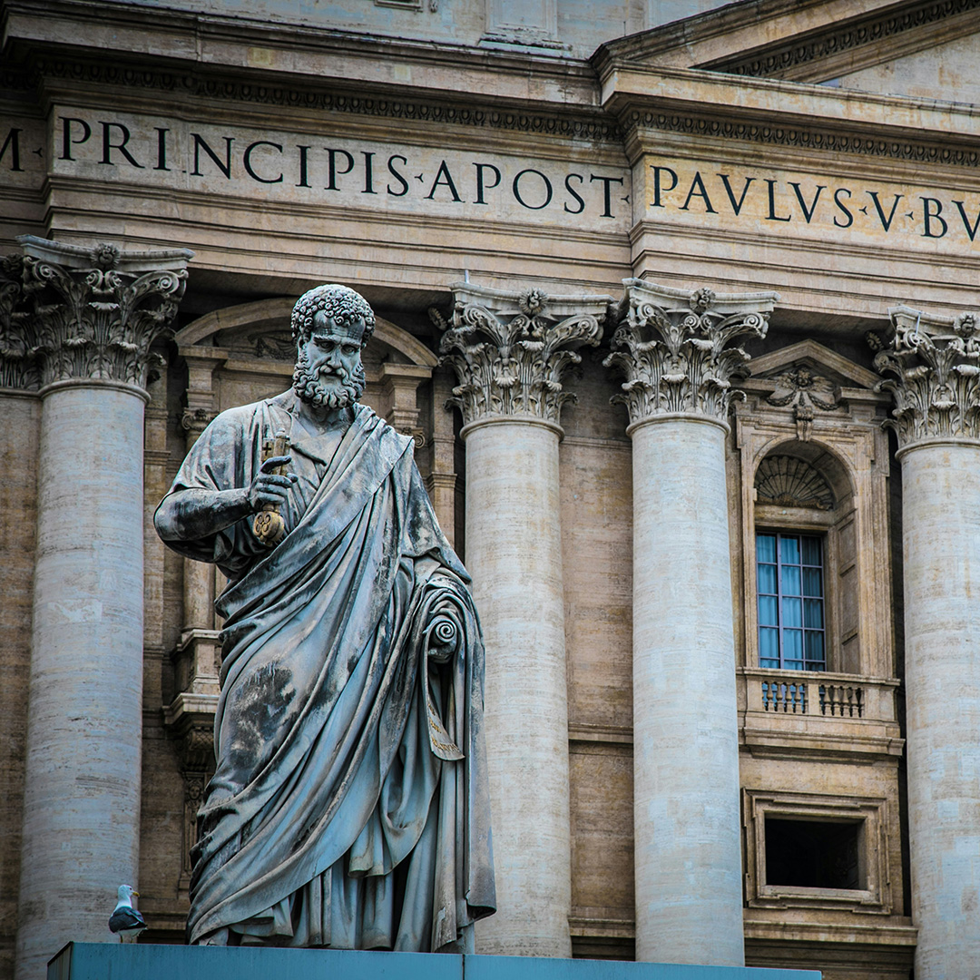 Rzeźba przedstawiająca św. Piotra na tle budynku