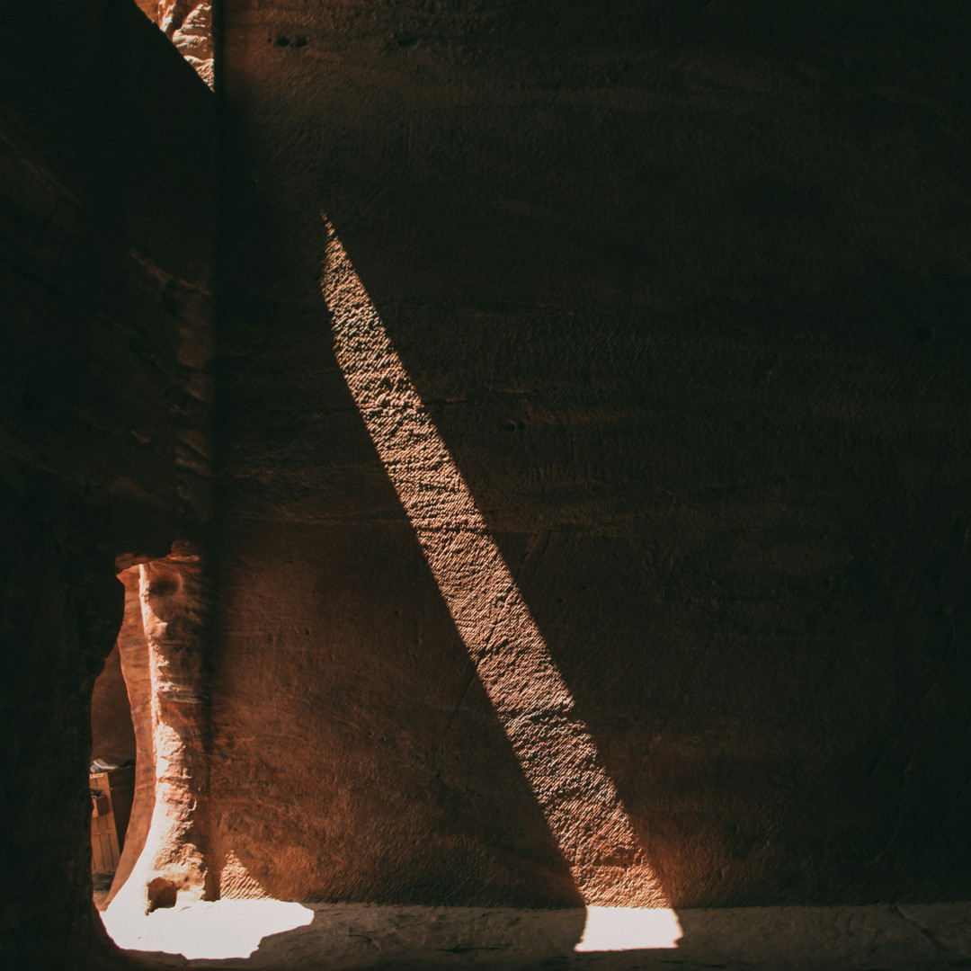 Fragment muru oświetlony promieniami słońca