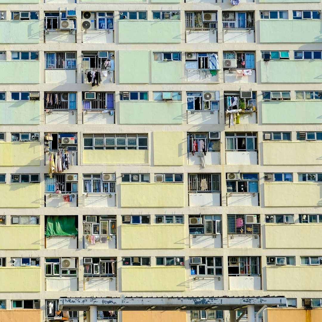 Kolorowa ściana bloku mieszkalnego