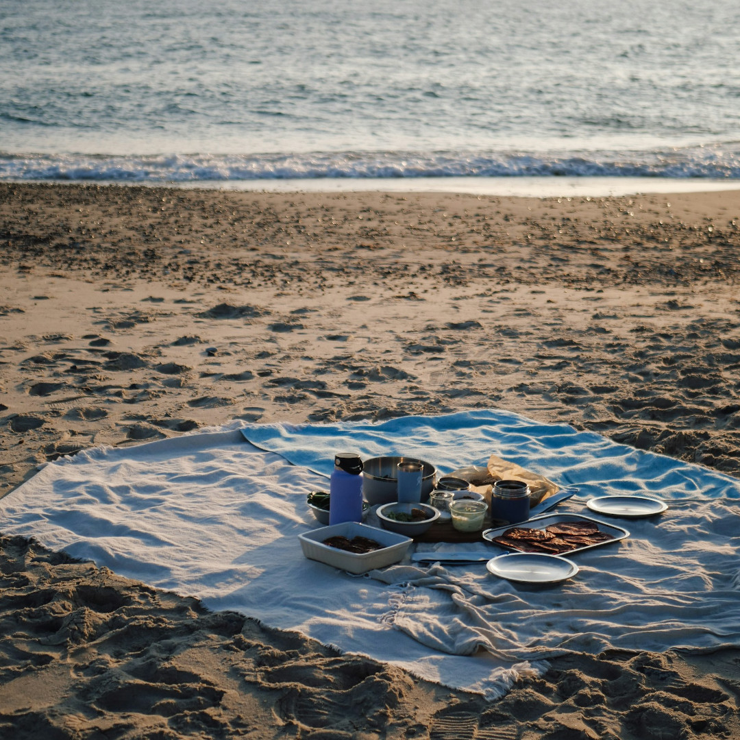 Koc z rozłożonym pożywieniem na nadmorskiej plaży