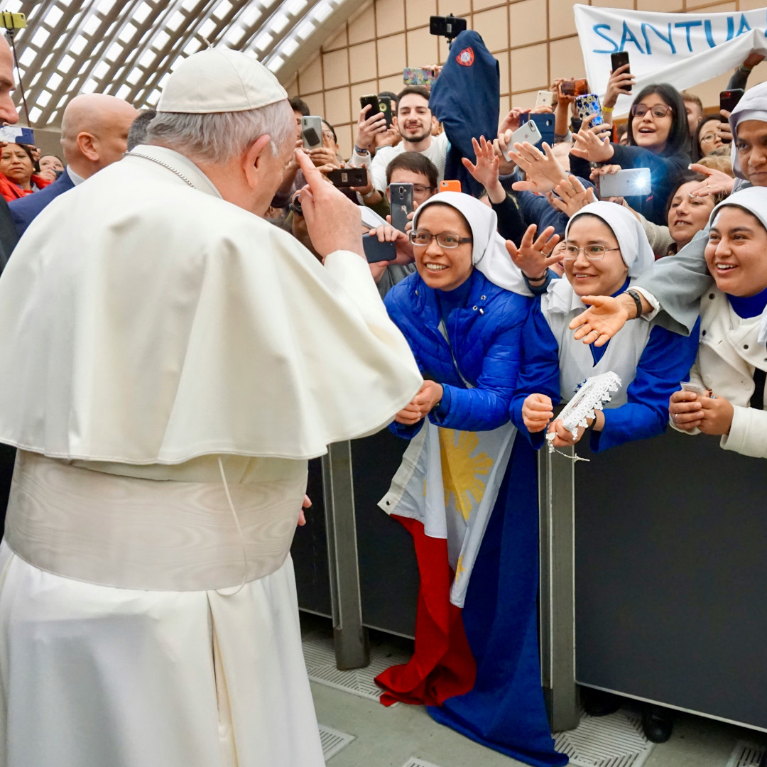 Papież Franciszek rozmawiający z siostrami zakonnymi