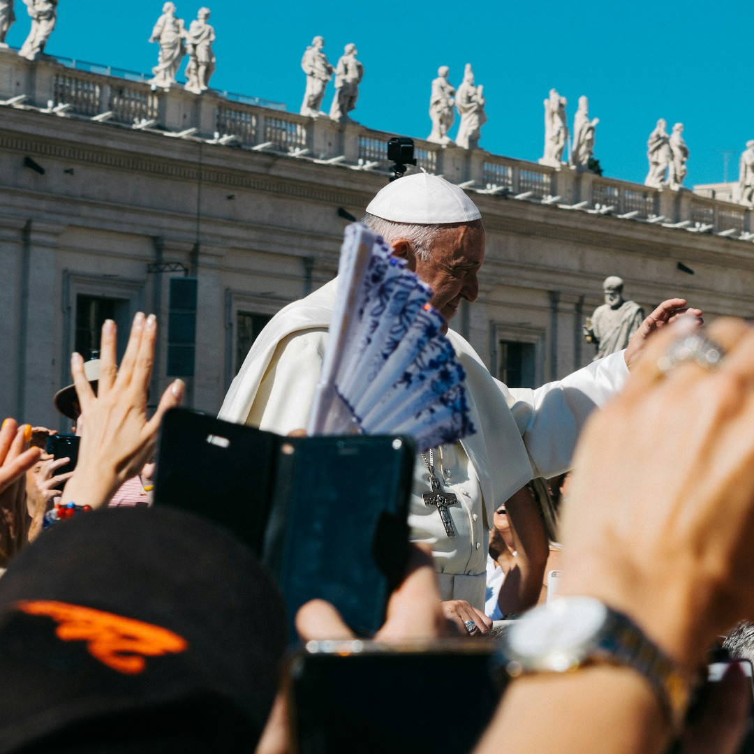Papież Franciszek pośród ludzi na Placu św. Piotra