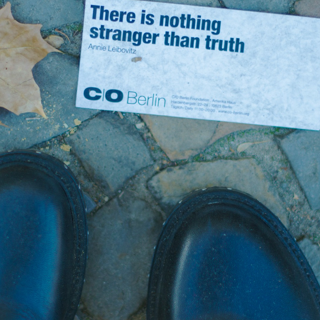 Wizytówka z napisem "There is nothing stranger than truth"