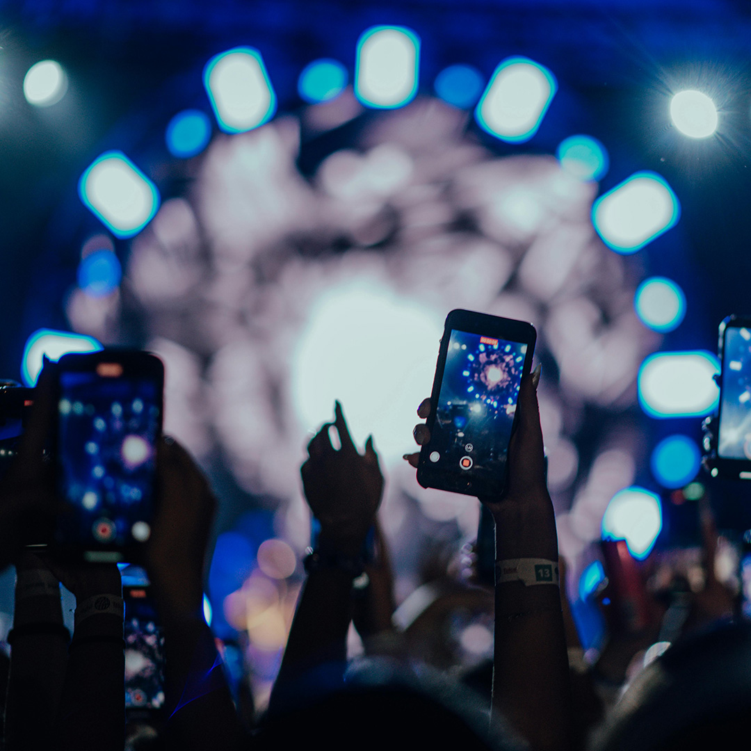 Nagrywający smartfon podczas występu