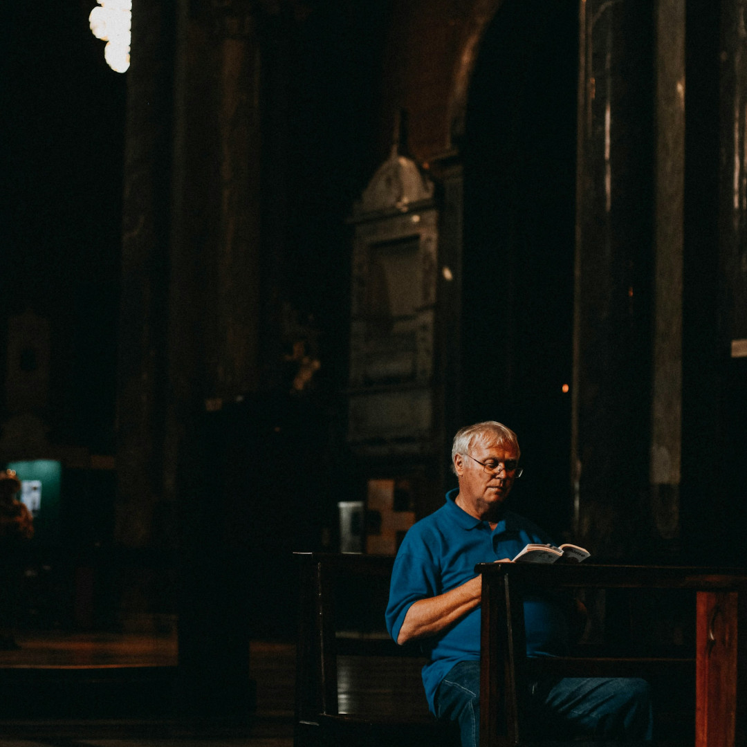 Człowiek modlący się w kościele