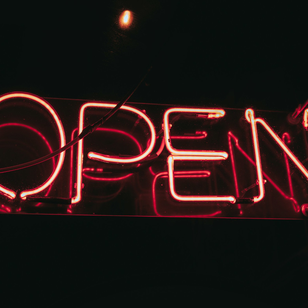 Neon z napisem "open"