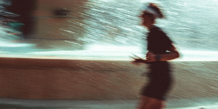 Biała róża, czerwone buty